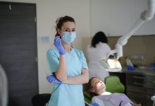 כיצד לבחור מרפאת שיניים להשתלות